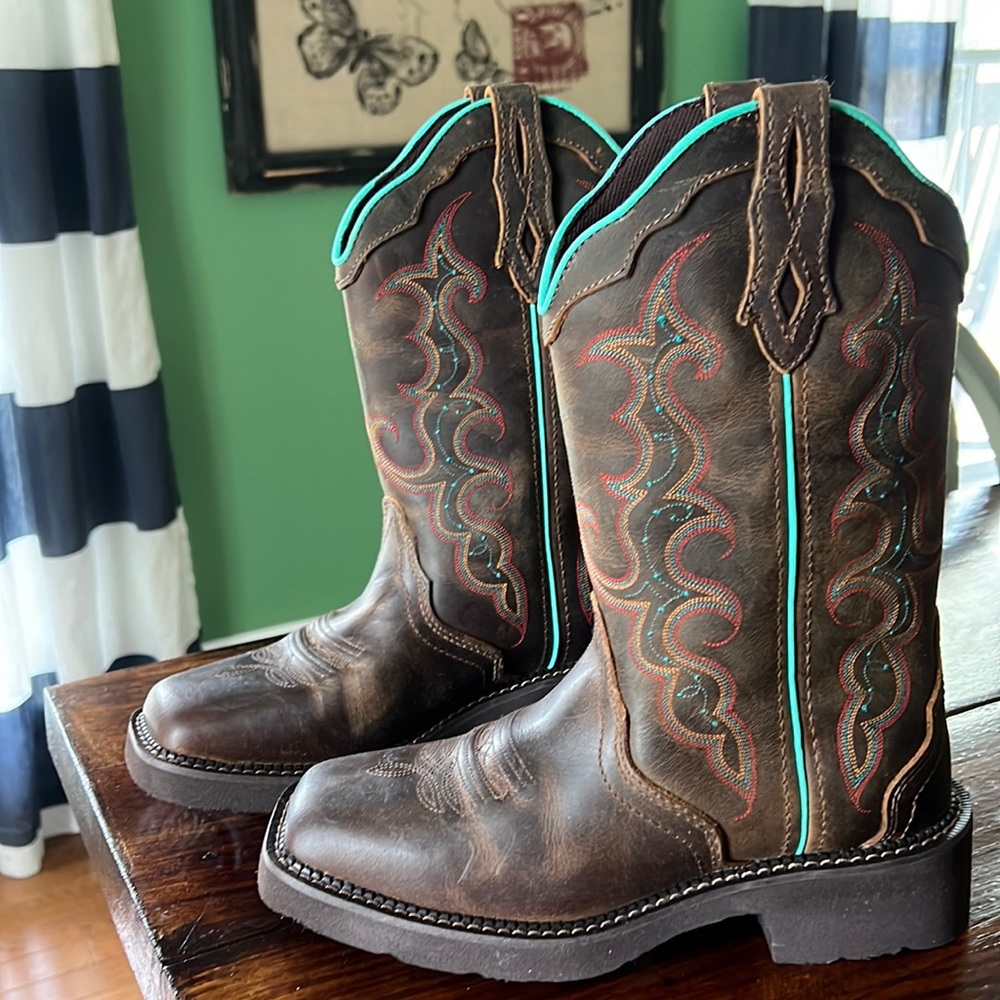 New In Box …. Size 8 women’s Justin boots -8B